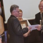 Baráth Tibor az „Éltető Innováció díj 2023” kitüntetettje Dobosi Dániel - Dobosi Birtokközpont - részére adja át felajánlásukat.